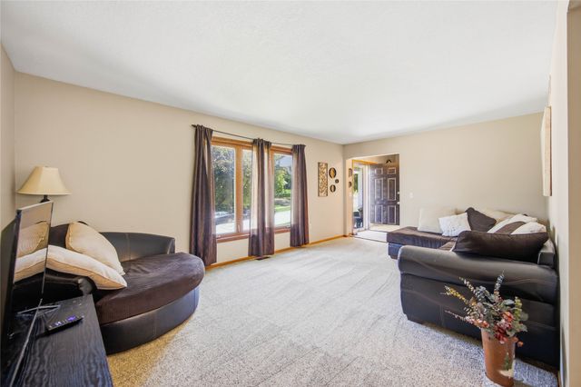 1752 NW 101st Street, Clive, IA 50325