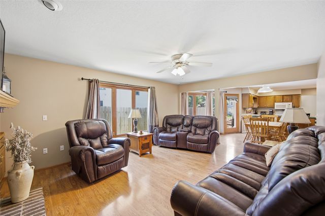 1752 NW 101st Street, Clive, IA 50325