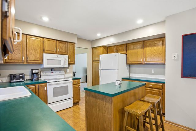 1752 NW 101st Street, Clive, IA 50325
