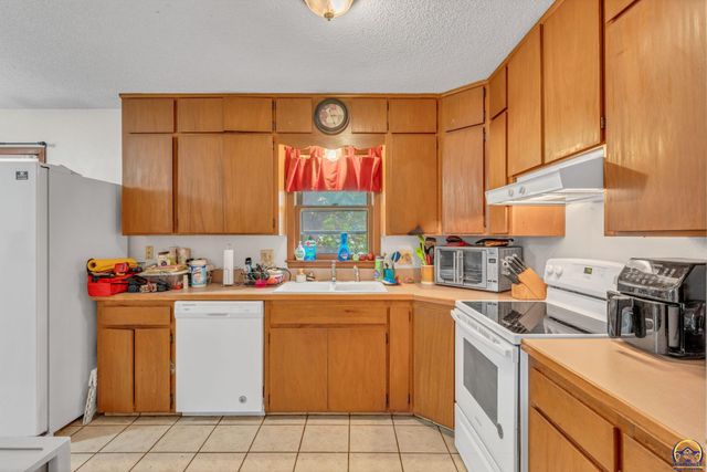 2018 SW Fairlawn RD, Topeka, KS 66604