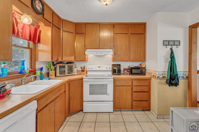 2018 SW Fairlawn RD, Topeka, KS 66604