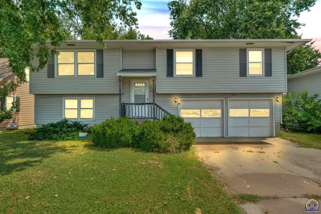 2018 SW Fairlawn RD, Topeka, KS 66604