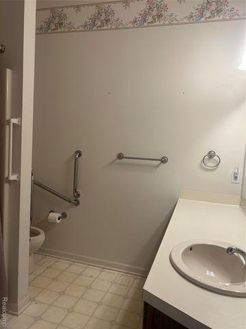 2065 N Cross Creek Drive Se, Grand Rapids, MI 49508