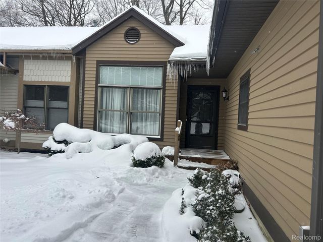 2065 N Cross Creek Drive Se, Grand Rapids, MI 49508