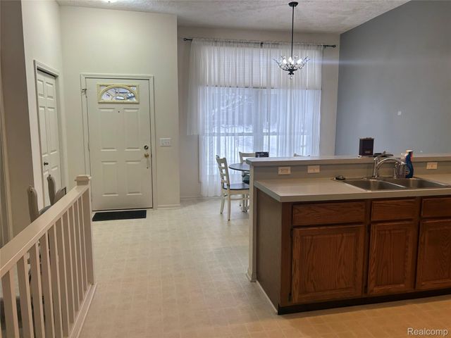 2065 N Cross Creek Drive Se, Grand Rapids, MI 49508