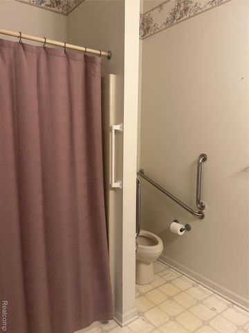 2065 N Cross Creek Drive Se, Grand Rapids, MI 49508