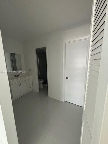 401 Golden Isles Dr 712, Hallandale Beach, FL 33009