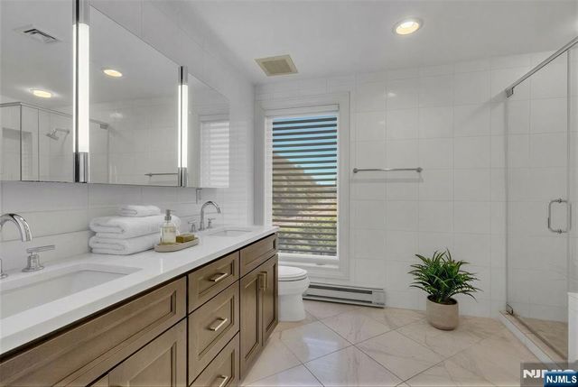 31 Cambridge Way, Weehawken, NJ 07086