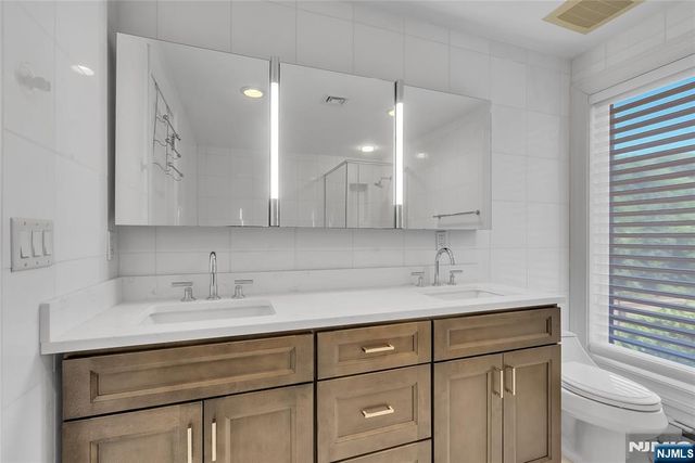 31 Cambridge Way, Weehawken, NJ 07086