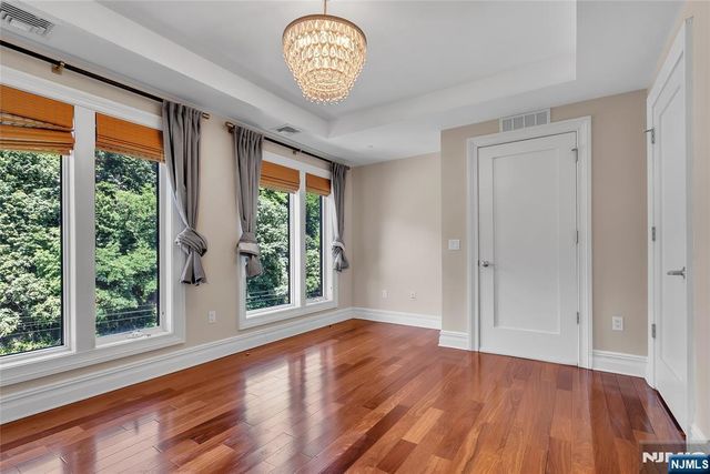 31 Cambridge Way, Weehawken, NJ 07086