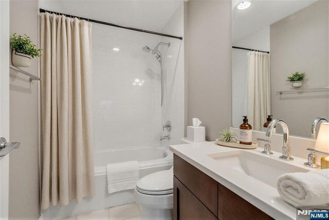 31 Cambridge Way, Weehawken, NJ 07086