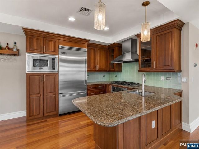 31 Cambridge Way, Weehawken, NJ 07086