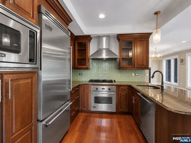 31 Cambridge Way, Weehawken, NJ 07086
