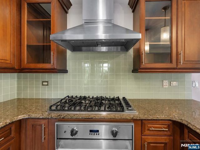 31 Cambridge Way, Weehawken, NJ 07086