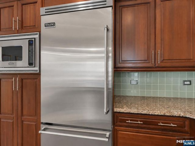 31 Cambridge Way, Weehawken, NJ 07086