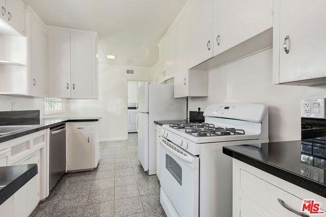 11438 Berwick Street, Los Angeles, CA 90049