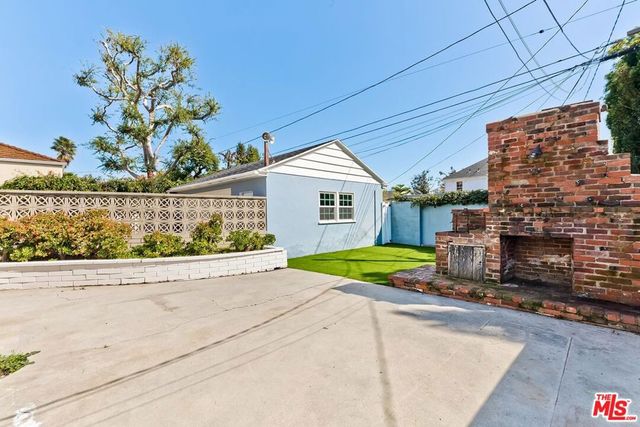 11438 Berwick Street, Los Angeles, CA 90049