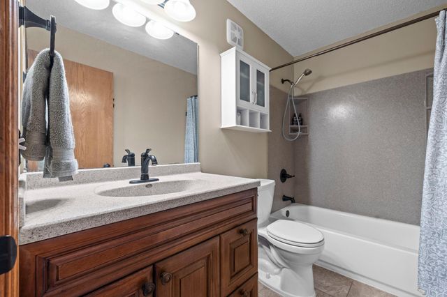 2147 Ponds Court, Shakopee, MN 55379