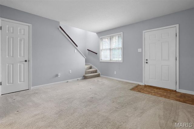 8985 S Swan Circle, St Louis, MO 63144