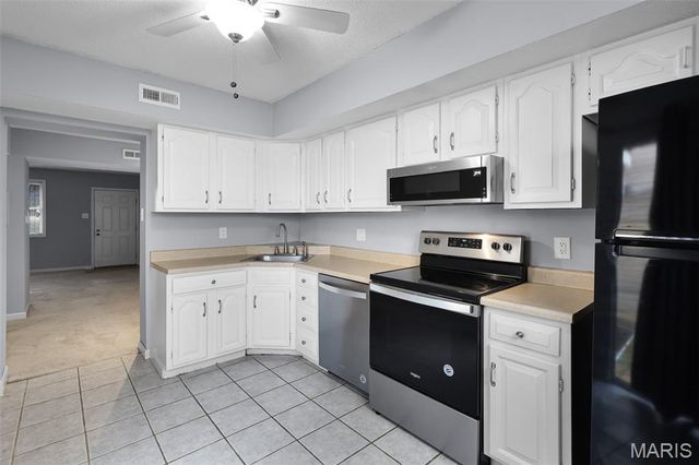 8985 S Swan Circle, St Louis, MO 63144