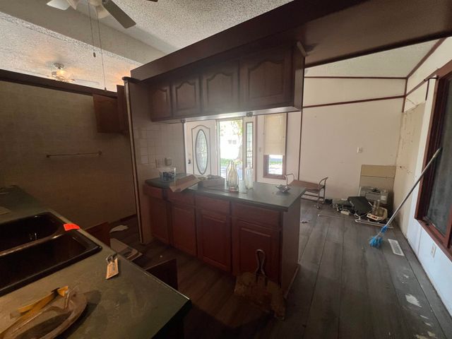 980 N Brownthrush Ln, Wichita, KS 67212