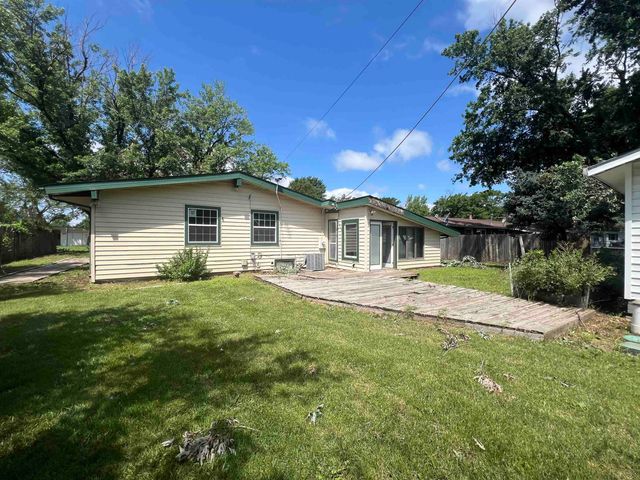 980 N Brownthrush Ln, Wichita, KS 67212