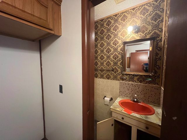 980 N Brownthrush Ln, Wichita, KS 67212