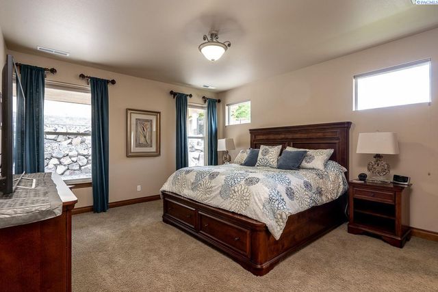 1633 Meadow Hills Dr, Richland, WA 99352