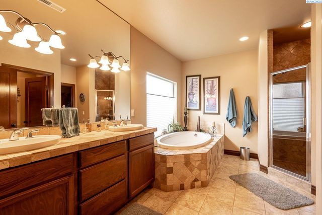 1633 Meadow Hills Dr, Richland, WA 99352