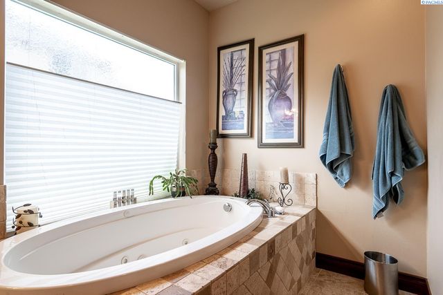 1633 Meadow Hills Dr, Richland, WA 99352