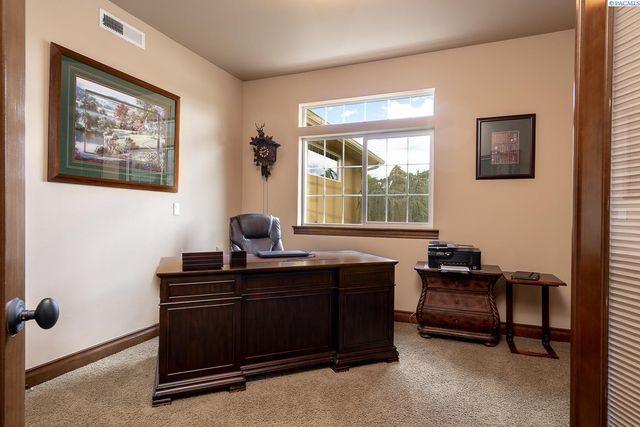 1633 Meadow Hills Dr, Richland, WA 99352