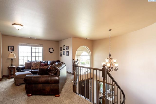 1633 Meadow Hills Dr, Richland, WA 99352