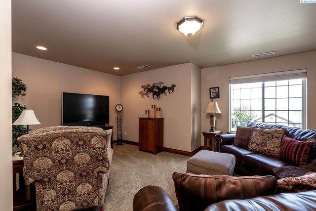 1633 Meadow Hills Dr, Richland, WA 99352