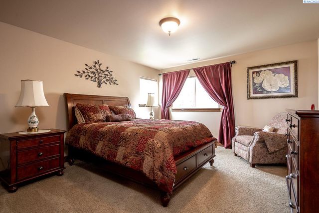 1633 Meadow Hills Dr, Richland, WA 99352