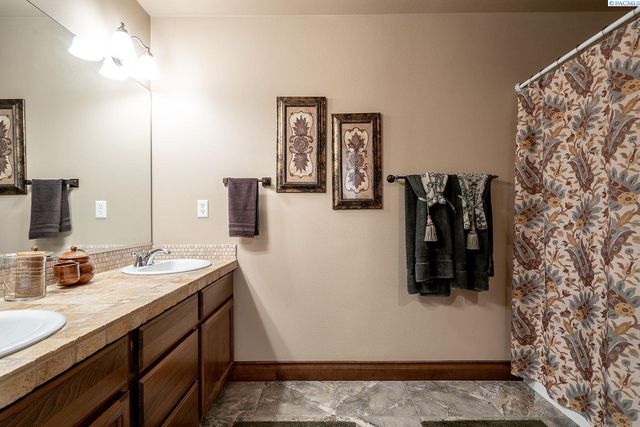 1633 Meadow Hills Dr, Richland, WA 99352