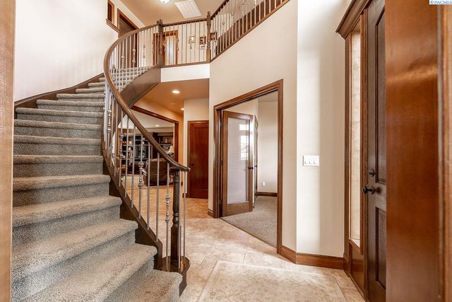 1633 Meadow Hills Dr, Richland, WA 99352