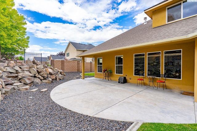 1633 Meadow Hills Dr, Richland, WA 99352