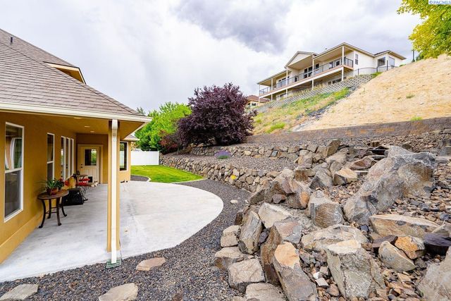 1633 Meadow Hills Dr, Richland, WA 99352