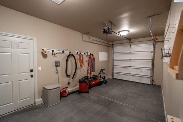 1633 Meadow Hills Dr, Richland, WA 99352