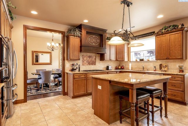 1633 Meadow Hills Dr, Richland, WA 99352