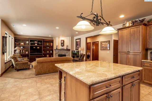 1633 Meadow Hills Dr, Richland, WA 99352