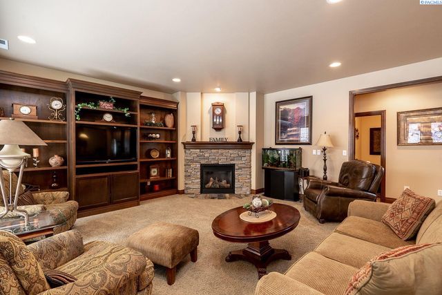 1633 Meadow Hills Dr, Richland, WA 99352