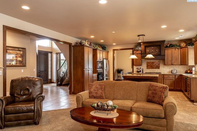 1633 Meadow Hills Dr, Richland, WA 99352