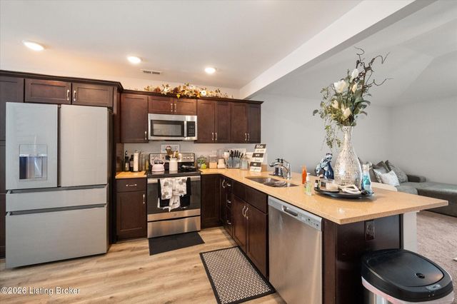 6700 Woods Mill Dr, Louisville, KY 40272