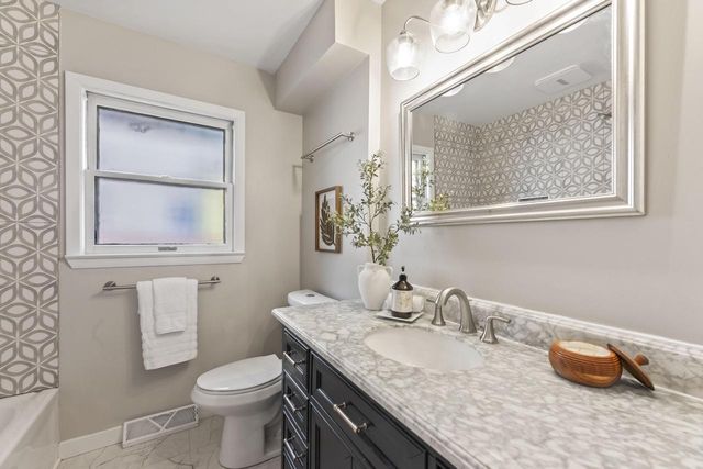 2800 N Hartung AVENUE, Milwaukee, WI 53210