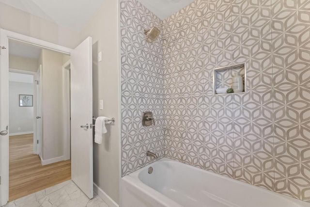 2800 N Hartung AVENUE, Milwaukee, WI 53210