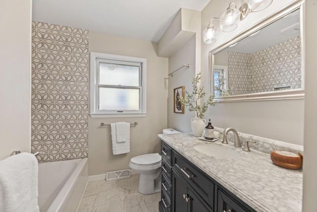 2800 N Hartung AVENUE, Milwaukee, WI 53210