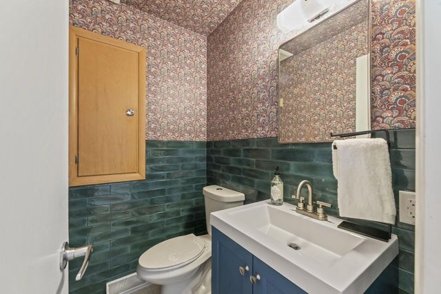 2800 N Hartung AVENUE, Milwaukee, WI 53210
