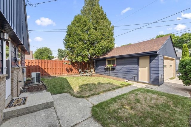 2800 N Hartung AVENUE, Milwaukee, WI 53210