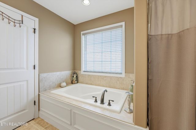 6515 Martha Oak Lane, Knoxville, TN 37918